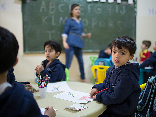 Das Bild zeigt Flüchtlingskinder in einer syrischen Schule